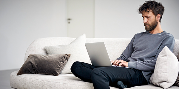 man-pc-sofa_600x300px